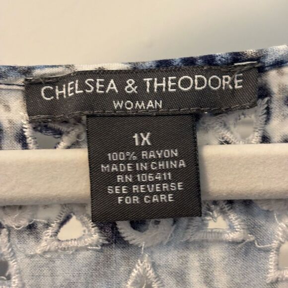 Chelsea & Theodore Blue and White Graphic Tunic Size 1X - Picture 2 of 4